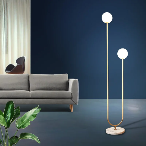 Lampadaire deux boules opaline arceau doré dans un salon