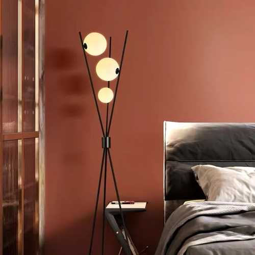 Lampadaire trépied trois boules opaline dans une chambre
