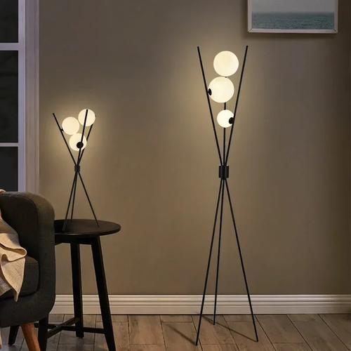 Lampadaire trépied trois boules opaline dans un salon