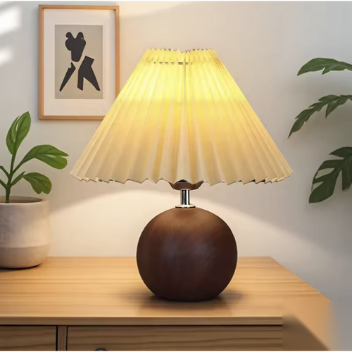 Lampe à poser boule effet bois avec abat-jour plissé dans un salon