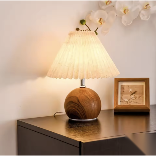 Lampe à poser boule effet bois avec abat-jour plissé