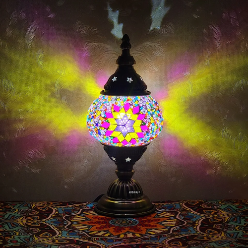 Lampe à poser boule mosaïque turque et ses motifs projetés sur le mur
