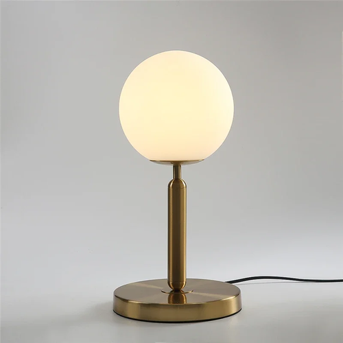 Lampe à poser boule opaline pied doré vue de face