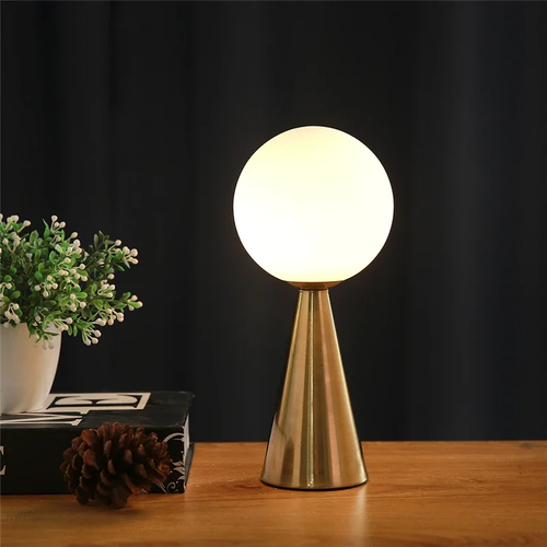 Lampe à poser boule opaline pied doré