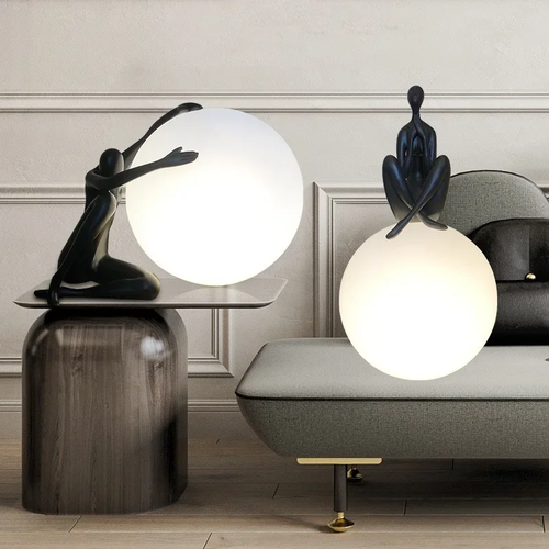 Lampe à poser boule avec sculpture design italien dans un salon