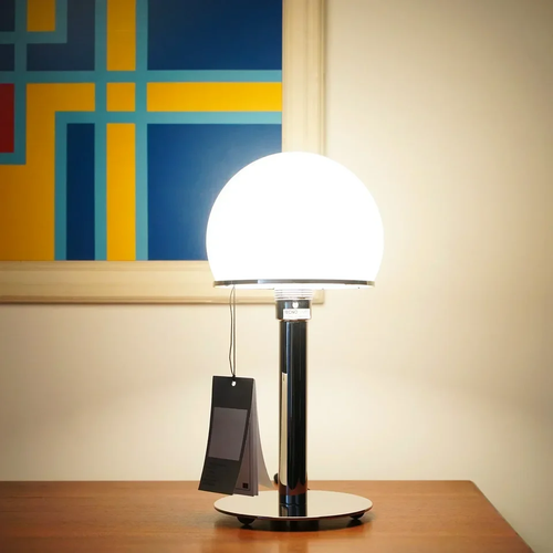Lampe à poser dôme opaline design Bauhaus sur une table de chevet
