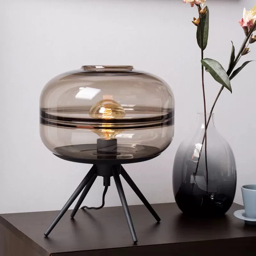 Lampe à poser verre ambré tripode design sur une console Image
