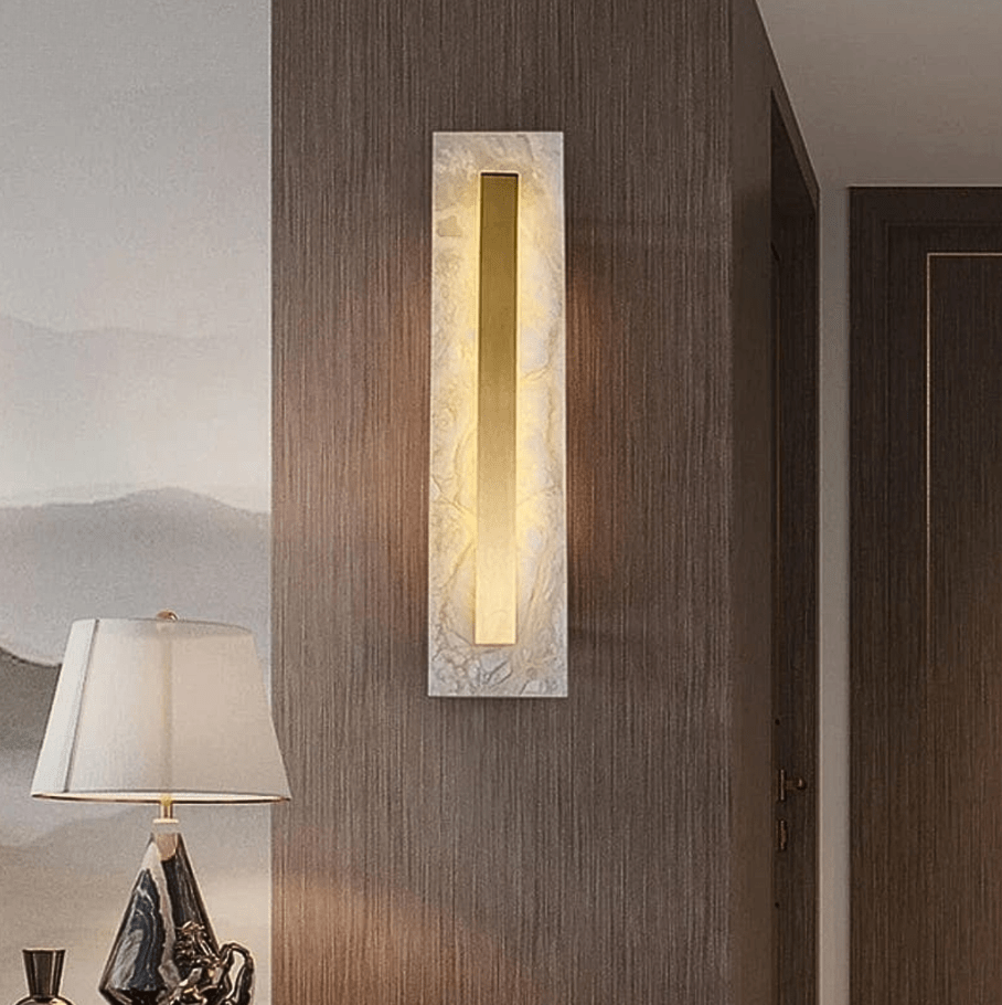 Longue applique murale en marbre blanc avec bande dorée