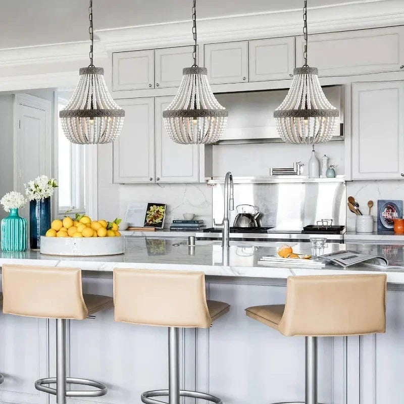 Lustre en perle de bois orné de fer forgé