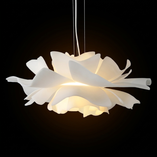 Lustre fleur blanche, suspension à pétales design allumée