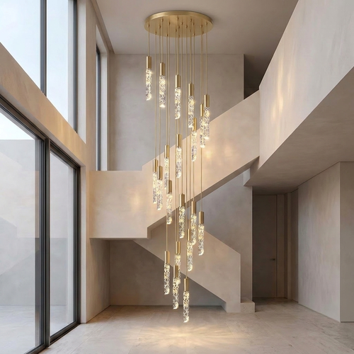 Lustre moderne pour plafond haut finition dorée dans une cage d'escalier