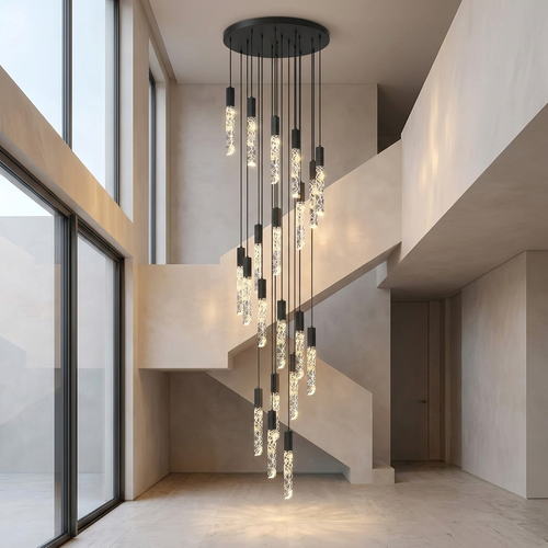 Lustre moderne pour plafond haut finition noire dans une cage d'escalier