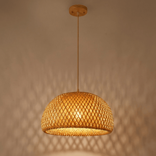 Lustre en rotin naturel, abat-jour en bambou tressé allumé