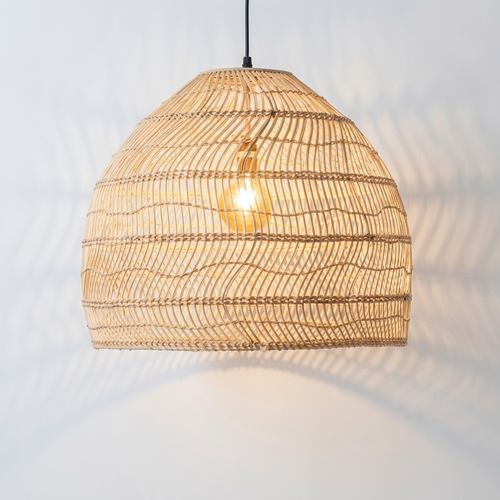 Lustre en rotin tressé beige, suspension cloche en osier allumée