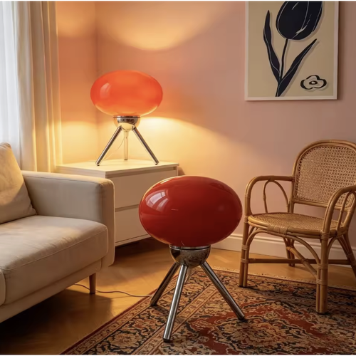 Petite lampe tripode abat-jour en verre orange dans un salon