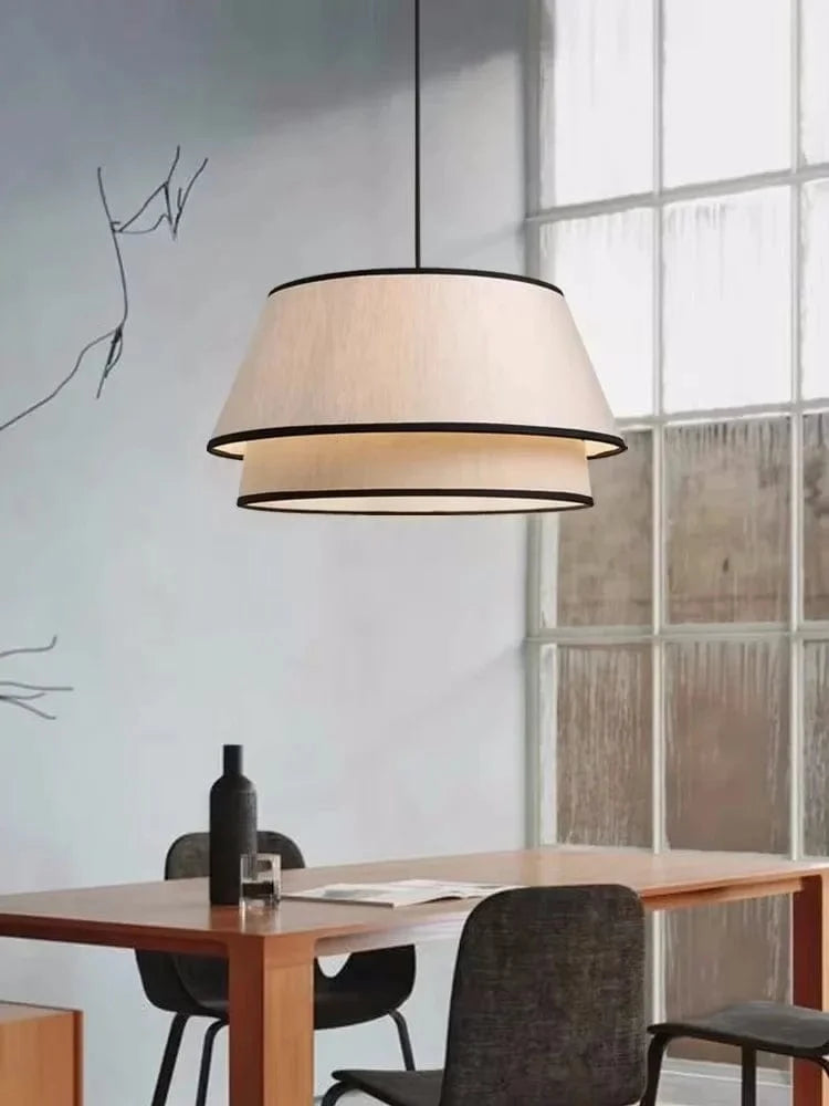 Suspension en tissu noir et blanche