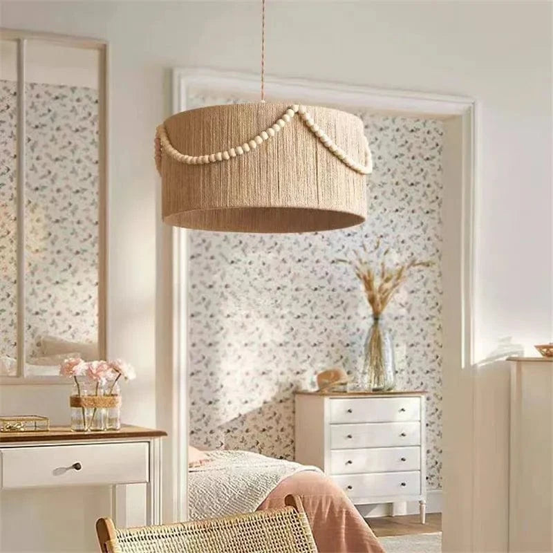 Suspension fibre naturelle ornée de perle en bois