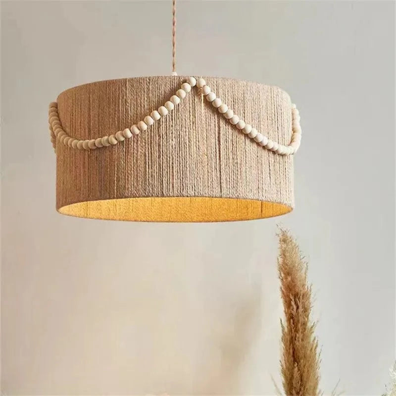 Suspension fibre naturelle ornée de perle en bois